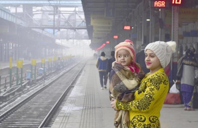 A mother and child at Amritsar station look well prepared to take on the cold wave sweeping the region. (Sameer Sehgal/HT) A mother and child at Amritsar station look well prepared to take on the cold wave sweeping the region. (Sameer Sehgal/HT)