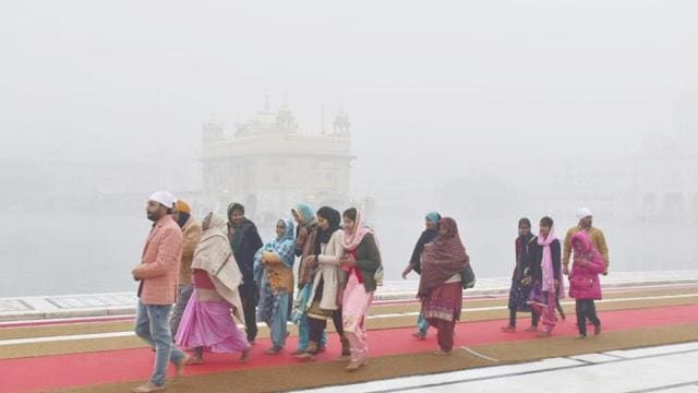 Pilgrims at the Golden Temple on a cold Wednesday morning. (Sameer Sehgal/HT)
