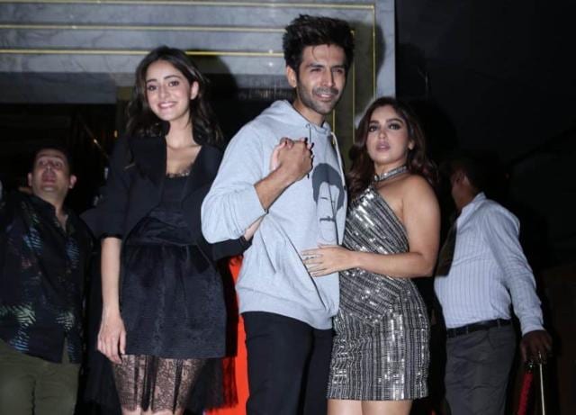 Pati Patni Aur Woh: The cast is all smiles for photographers. Pati Patni Aur Woh: The cast is all smiles for photographers.