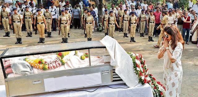 Actor Urmila Matondkar pays her final respects to Dr Shreeram Lagoo on the premises of the Vaikunth crematorium on Friday. (Rahul Raut/HT PHOTO)