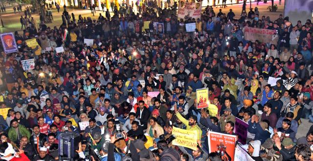 Students and residents gathered in protest against the Citizenship (Amendment Act) and the National Register of Citizens at the Sector 17 Plaza in Chandigarh on Thursday. (Sanjeev Sharma/HT) Students and residents gathered in protest against the Citizenship (Amendment Act) and the National Register of Citizens at the Sector 17 Plaza in Chandigarh on Thursday. (Sanjeev Sharma/HT)