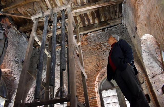 Victor Den, 62, an engineer and retired government employee, with the bell and chimes he helped restore, 38 years after they had fallen silent at Christ Church in Shimla on Monday. (Deepak Sansta/HT)