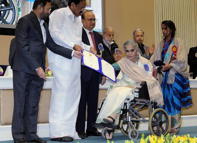 Surekha Sikri receives Best supporting actor award. Surekha Sikri receives Best supporting actor award.