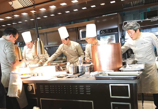The chefs of Yannick Alléno at work (Vir Sanghvi) The chefs of Yannick Alléno at work (Vir Sanghvi)