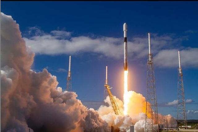 SpaceX Falcon 9 delivers 60 Starlink satellites to orbit. It won’t be too long before tourists can buy a ticket to (orbit) the moon. SpaceX Falcon 9 delivers 60 Starlink satellites to orbit. It won’t be too long before tourists can buy a ticket to (orbit) the moon.