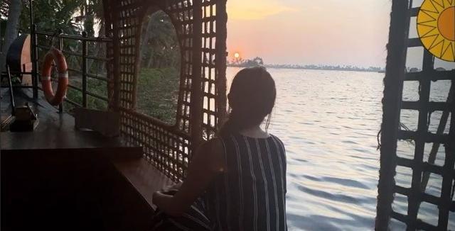 Sara Ali Khan enjoys the sunset.