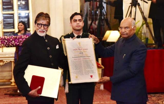 Amitabh Bachchan received the Dadasaheb Phalke at Rashtrapati Bhawan. (Amitabh Bachchan’s blog) Amitabh Bachchan received the Dadasaheb Phalke at Rashtrapati Bhawan. (Amitabh Bachchan’s blog)