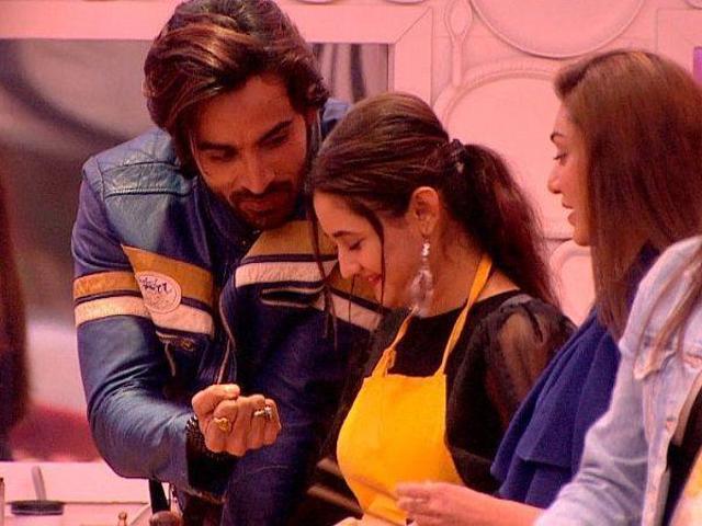 Arhaan showed a ring to Rashami when he re-entered the house. Arhaan showed a ring to Rashami when he re-entered the house.