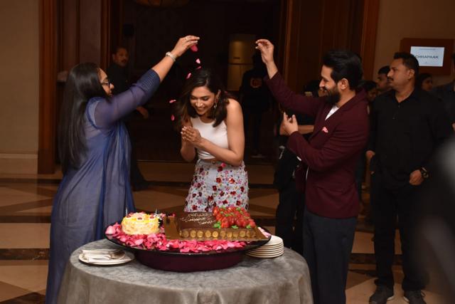 ❤️ Roses Happy Birthday Cake For Deepika Di