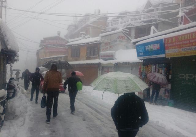 Residents on a street in the Sanjauli area of Shimla on Wednesday morning. (Deepak Sansta/HT) Residents on a street in the Sanjauli area of Shimla on Wednesday morning. (Deepak Sansta/HT)
