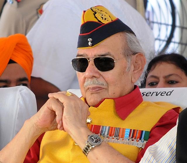 As commander of the Srinagar-based 15 Corps, Lt Gen Hoon led from the front during Operation Meghdoot launched in April 1984 to secure control of the Siachen Glacier. (HT FILE PHOTO) As commander of the Srinagar-based 15 Corps, Lt Gen Hoon led from the front during Operation Meghdoot launched in April 1984 to secure control of the Siachen Glacier. (HT FILE PHOTO)