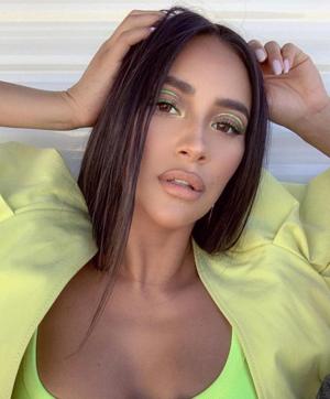 Neon floating liner is sporty as well as edgy. (Instagram/ shaymitchell) Neon floating liner is sporty as well as edgy. (Instagram/ shaymitchell)