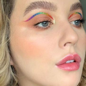 Sparkle in glitter floating liner. (Instagram/ levijadetaylor) Sparkle in glitter floating liner. (Instagram/ levijadetaylor)