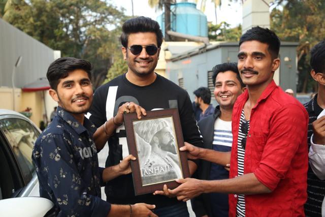 Sharad Kelkar with fans at the Tanhaji: The Unsung Warrior screening. (Varinder Chawla)