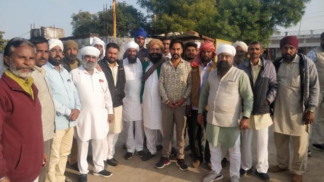 Members of the Sikh community at a gurdwara in Karahal tehsil of Madhya Pradesh. (HT Photo) Members of the Sikh community at a gurdwara in Karahal tehsil of Madhya Pradesh. (HT Photo)