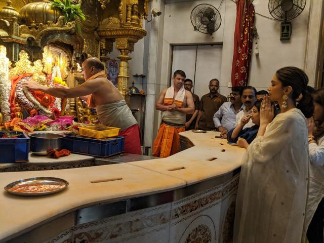 Deepika Padukone prays to Lord Ganesha. Deepika Padukone prays to Lord Ganesha.