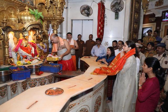 Deepika Padukone prays at Siddhivinayak Temple. Deepika Padukone prays at Siddhivinayak Temple.