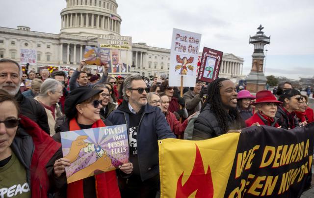 Actors Joaquin Phoenix and Jane Fonda march in the Fire Drill Fridays rally to protest the climate emergency on Capitol Hill . (AFP) Actors Joaquin Phoenix and Jane Fonda march in the Fire Drill Fridays rally to protest the climate emergency on Capitol Hill . (AFP)