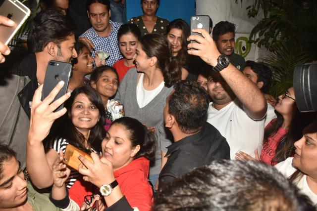A smiling Deepika surrounded by fans. (Varinder Chawla) A smiling Deepika surrounded by fans. (Varinder Chawla)