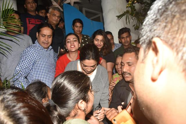 Deepika talks to her fans outside a Mumbai eatery. (Varinder Chawla) Deepika talks to her fans outside a Mumbai eatery. (Varinder Chawla)