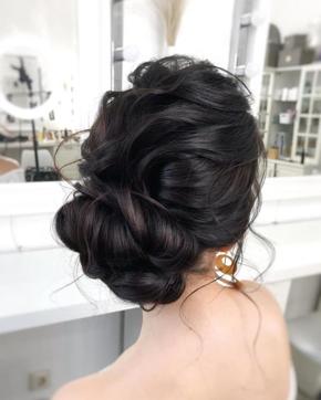 Half-up hairstyles or unfussy up-dos are very trendy for this season, they are simple, chic, and natural-looking. (Instagram/ juliafratichelli.bridalstylist)