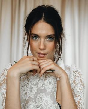 White or metallic eyeliner adds a beautiful pop of colour. (Instagram/ lauredesagazan)