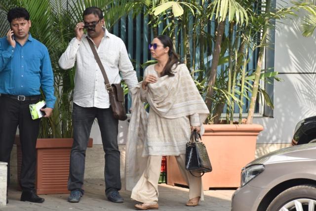Gauri Khan reaches Kalina airport to leave for Delhi. Gauri Khan reaches Kalina airport to leave for Delhi.