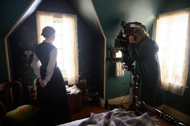 Greta Gerwig (R) directs Saoirse Ronan in Little Women. Greta Gerwig (R) directs Saoirse Ronan in Little Women.