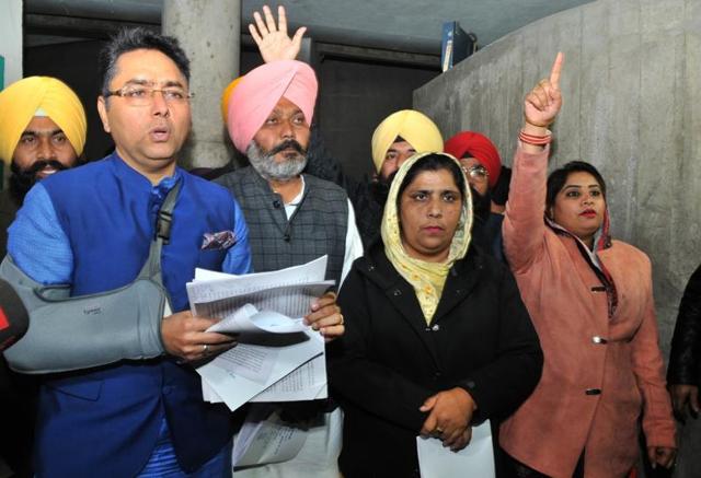 Aam Aadmi Party legislators raising slogans while walking out of the assembly on Thursday. (Ravi Kumar/HT) Aam Aadmi Party legislators raising slogans while walking out of the assembly on Thursday. (Ravi Kumar/HT)