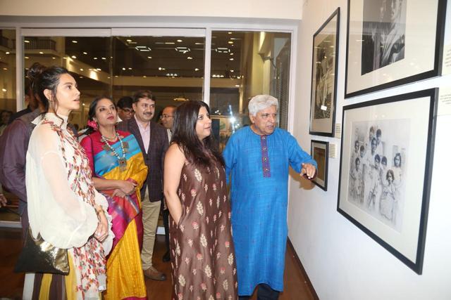 Shibani Dandekar, Shabana Azmi, Zoya and Javed Akhtar look at the pictures. Shibani Dandekar, Shabana Azmi, Zoya and Javed Akhtar look at the pictures.