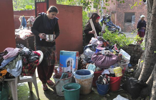 Inhabitants collecting their belongings in Ludhiana on January 17. (Harsimar Pal Singh/HT)