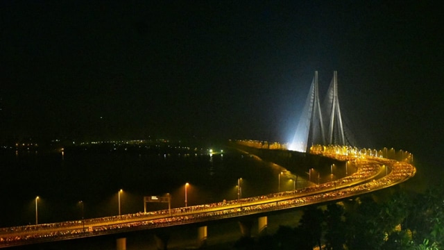Marathon runners at Bandra-Worli sealink. (Vijayanagar Gupta/HT) Marathon runners at Bandra-Worli sealink. (Vijayanagar Gupta/HT)