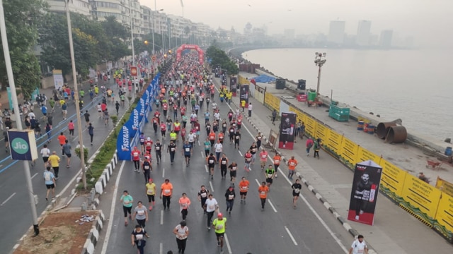Runners of Mumbai Marathon 2020 near Marine Drive. (Aalok Soni/HT) Runners of Mumbai Marathon 2020 near Marine Drive. (Aalok Soni/HT)
