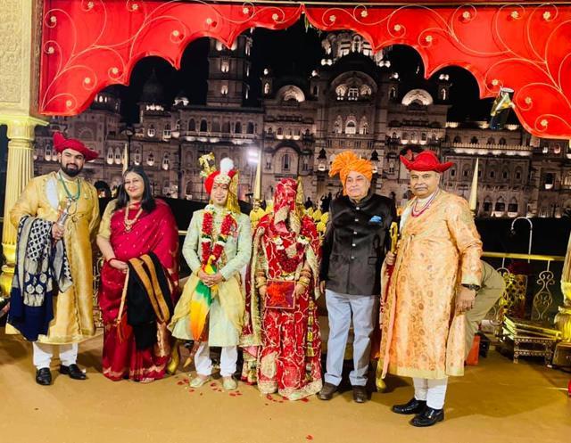 Anshu Khanna (second from left) with the newly wedded couple and family. Anshu Khanna (second from left) with the newly wedded couple and family.