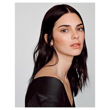 Centre parting is a style known to be Parisian, high-quality and modern. (Instagram/ streetersagency) Centre parting is a style known to be Parisian, high-quality and modern. (Instagram/ streetersagency)