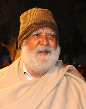 Jagdish Lal Ahuja has been distributing free food in front of PGIMER, Chandigarh, since 2001. (HT PHOTO)