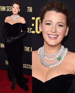 Lively was donned in a black, velvet and strapless Dolce & Gabbana gown, one that complimented her curves very well. (Instagram/ couturevision) Lively was donned in a black, velvet and strapless Dolce & Gabbana gown, one that complimented her curves very well. (Instagram/ couturevision)