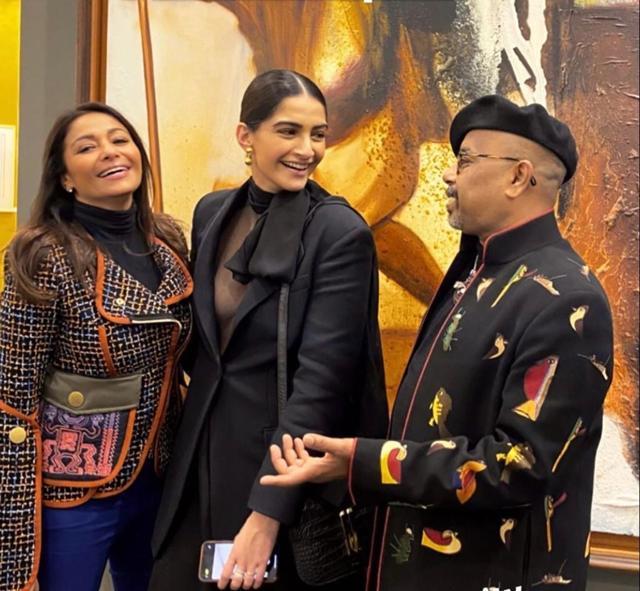 Kalyani Chawla, Sonam Kapoor with artist Paresh Maity at the Art Fair.