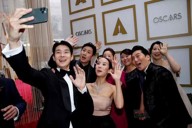 The cast of Parasite pose for a selfie. (REUTERS) The cast of Parasite pose for a selfie. (REUTERS)