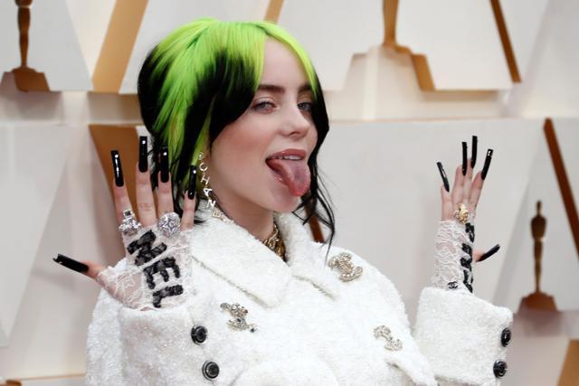 Billie Eilish, wearing Chanel, poses on the red carpet during the Oscars arrivals at the 92nd Academy Awards in Hollywood, Los Angeles, California, U.S., February 9, 2020. (REUTERS) Billie Eilish, wearing Chanel, poses on the red carpet during the Oscars arrivals at the 92nd Academy Awards in Hollywood, Los Angeles, California, U.S., February 9, 2020. (REUTERS)