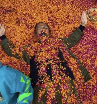 Murakami with the flowers during his visit to Antilia. Murakami with the flowers during his visit to Antilia.