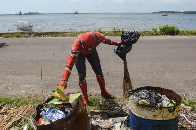 Rudi Hartono, a man dressed in Spiderman costume, puts rubbish in a trash bin in Pare-Pare. (REUTERS) Rudi Hartono, a man dressed in Spiderman costume, puts rubbish in a trash bin in Pare-Pare. (REUTERS)