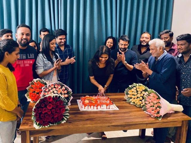 Sillu Karuppatti’s director Halitha Shameem cuts the cake. Sillu Karuppatti’s director Halitha Shameem cuts the cake.