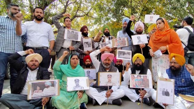 Aam Aadmi Party leaders raising slogans against Punjab Police chief Dinkar Gupta outside the assembly in Chandigarh on Monday. (Keshav Singh/HT) Aam Aadmi Party leaders raising slogans against Punjab Police chief Dinkar Gupta outside the assembly in Chandigarh on Monday. (Keshav Singh/HT)