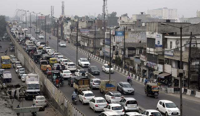 Traffic moving at snail’s pace as lawyers blocked the Bharat Nagar Chowk in Ludhiana on Friday. (Harsimar Pal Singh/HT) Traffic moving at snail’s pace as lawyers blocked the Bharat Nagar Chowk in Ludhiana on Friday. (Harsimar Pal Singh/HT)