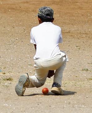 A player from Symbiosis School misfields against DES Secondary school on Monday. (Rahul Raut/HT PHOTO)