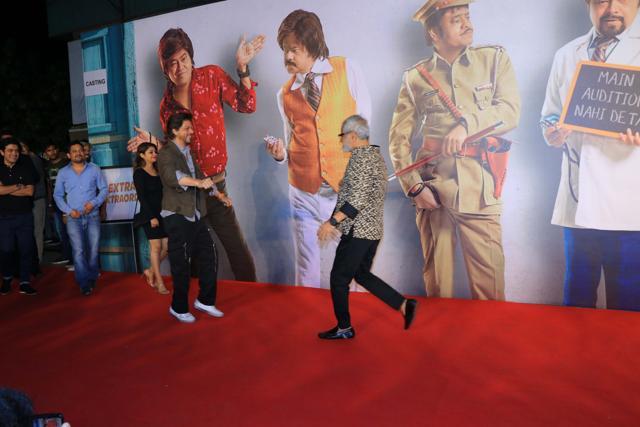 Sanjay Mishra and Shah Rukh Khan greet each other. Sanjay Mishra and Shah Rukh Khan greet each other.