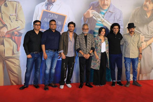 Shah Rukh poses with the team of Kaamyaab. Shah Rukh poses with the team of Kaamyaab.