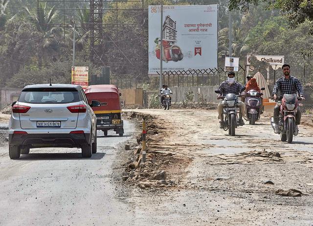 A 12-km stretch of road passing through Pirangut, Bhukam and Bhugaon and all the way till Chandani chowk is riddled with potholes. (Pratham Gokhale/HT Photo)