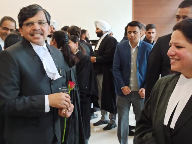Lawyers welcomed Justice Muralidhar with rose stems at the Punjab and Haryana high court in Chandigarh on Friday. (Ravi Kumar/HT) Lawyers welcomed Justice Muralidhar with rose stems at the Punjab and Haryana high court in Chandigarh on Friday. (Ravi Kumar/HT)